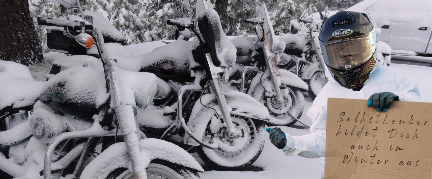 Motorräder im Schnee und Motorradfahrer mit Hinweisschild :SelbstLenker bildet auch im Winter aus.